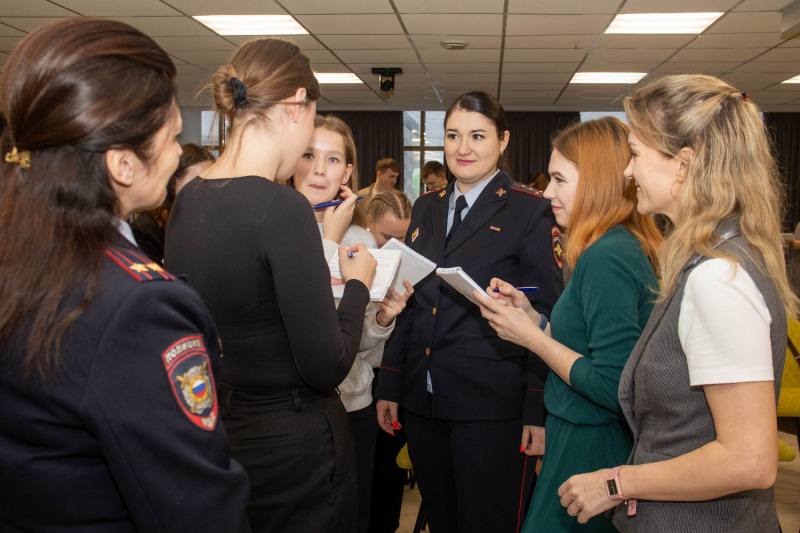Полицейские и общественники Коми встретились с молодежью в рамках операции «Чистое поколение» Полицейские и общественники Коми встретились с молодежью в рамках операции «Чистое поколение»
