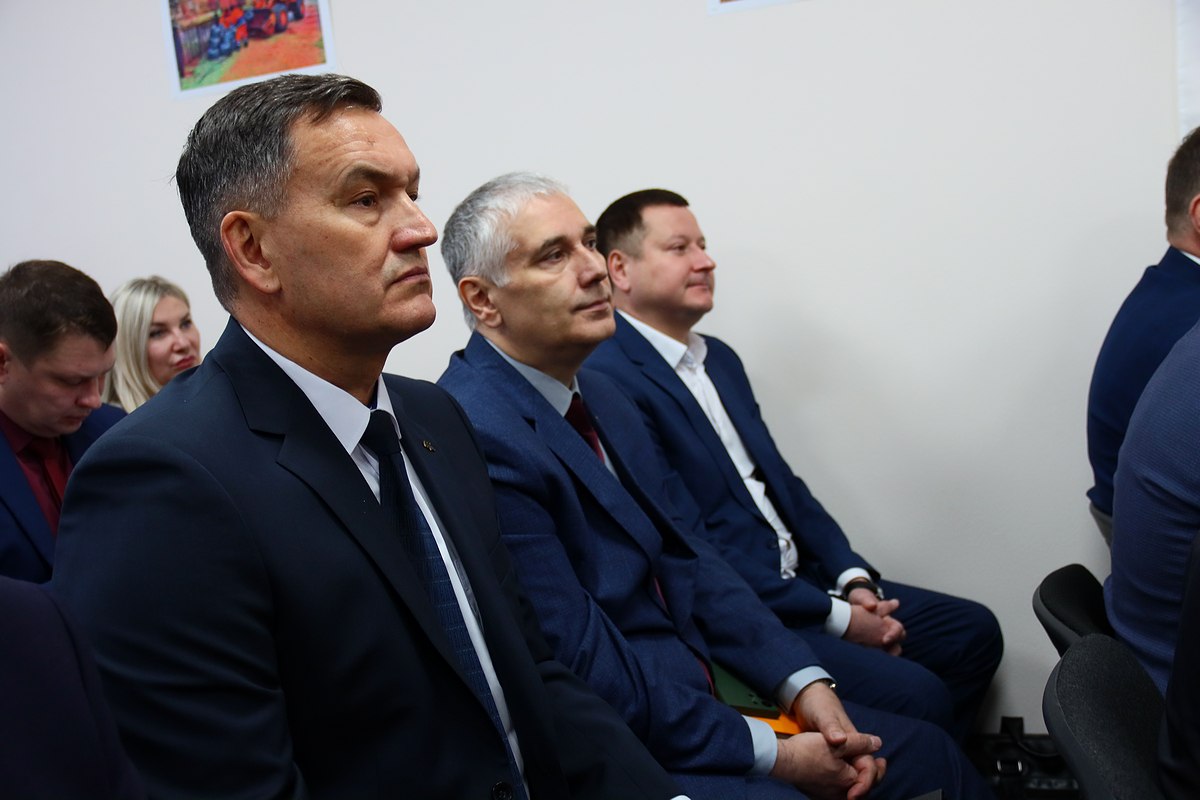 Максим Мартышин: Только что провели общегородскую планёрку в Дырносе, на базе «Дорожного хозяйства» Максим Мартышин: Только что провели общегородскую планёрку в Дырносе, на базе «Дорожного хозяйства»