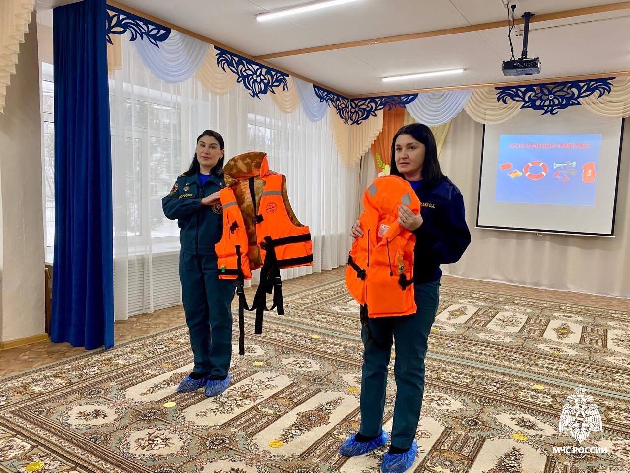 Лед - не место для игр. Инспекторы ГИМС МЧС России Евгения Янзина и Ольга Андреева побеседовали с малышами детских садов «Золотой ключик» и «Дюймовочка» в Вуктыле Лед - не место для игр. Инспекторы ГИМС МЧС России Евгения Янзина и Ольга Андреева побеседовали с малышами детских садов «Золотой ключик» и «Дюймовочка» в Вуктыле