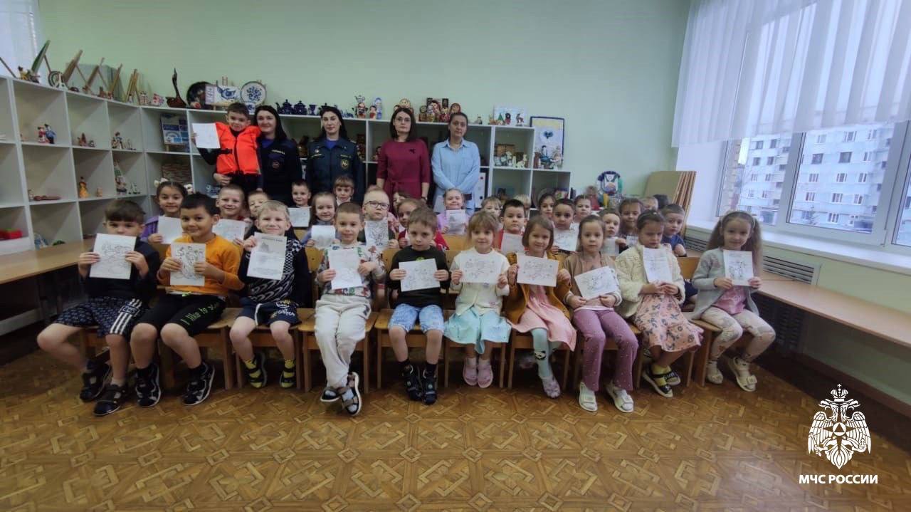 Лед - не место для игр. Инспекторы ГИМС МЧС России Евгения Янзина и Ольга Андреева побеседовали с малышами детских садов «Золотой ключик» и «Дюймовочка» в Вуктыле Лед - не место для игр. Инспекторы ГИМС МЧС России Евгения Янзина и Ольга Андреева побеседовали с малышами детских садов «Золотой ключик» и «Дюймовочка» в Вуктыле