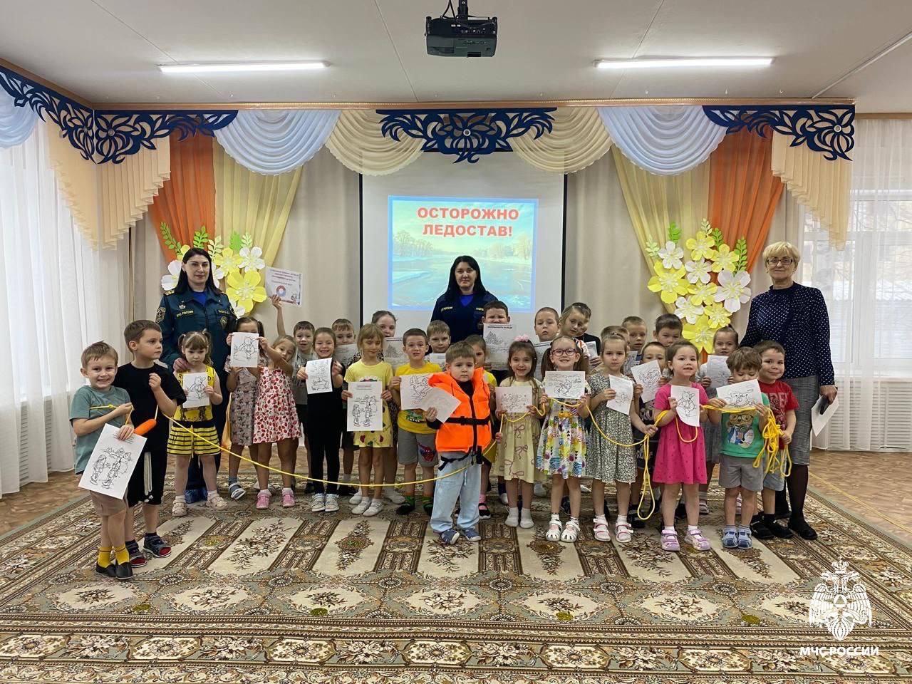 Лед - не место для игр. Инспекторы ГИМС МЧС России Евгения Янзина и Ольга Андреева побеседовали с малышами детских садов «Золотой ключик» и «Дюймовочка» в Вуктыле