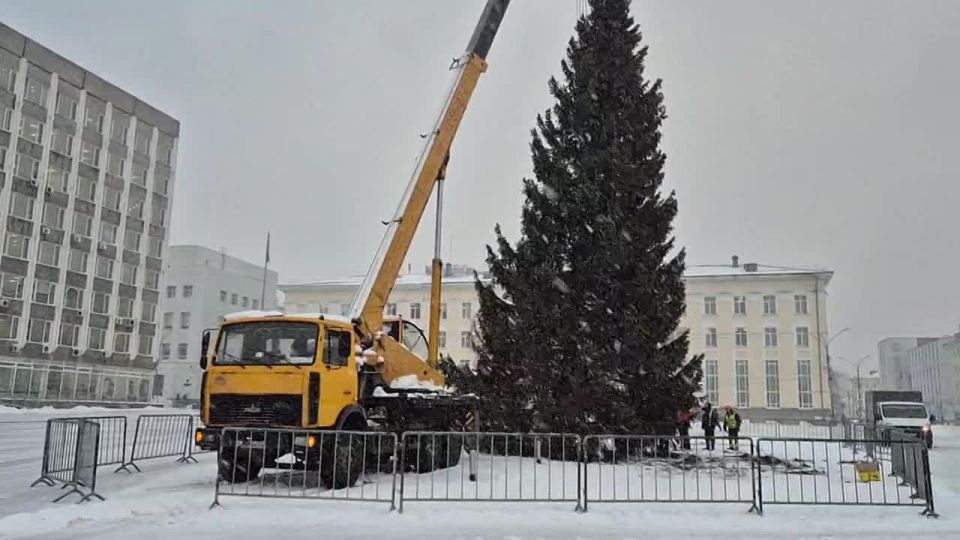 А на главной площади Сыктывкара уже устанавливают новогоднюю ель