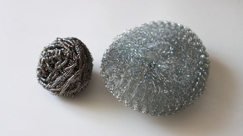 Необычные способы применения металлических губок: пусть кухня сияет!