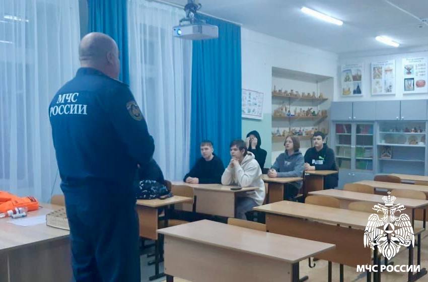 Осторожно - ледостав!. Сотрудники ГИМС МЧС России провели увлекательное занятие со школьниками города Вуктыла и села Подчерье Осторожно - ледостав!. Сотрудники ГИМС МЧС России провели увлекательное занятие со школьниками города Вуктыла и села Подчерье