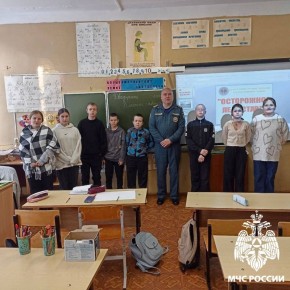 Осторожно - ледостав!. Сотрудники ГИМС МЧС России провели увлекательное занятие со школьниками города Вуктыла и села Подчерье