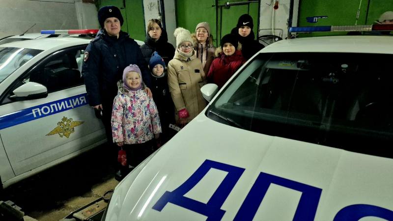 Воспитанники подшефного детского дома познакомились с работой Госавтоинспекции Республики Коми Воспитанники подшефного детского дома познакомились с работой Госавтоинспекции Республики Коми