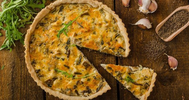 Киш с курицей и лисичками: восхитительное сочетание французской и русской кулинарии