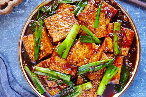 Ароматное приключение на кухне: легкий рецепт тофу с зеленым луком за 20 минут