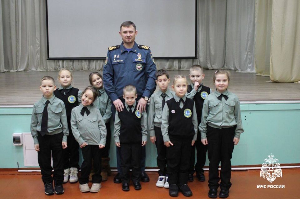 Час безопасности. Инспектор ГИМС МЧС России Анатолий Терёхин рассказал ребятам из Центра детского творчества Сыктывкара правила безопасного поведения на водоемах