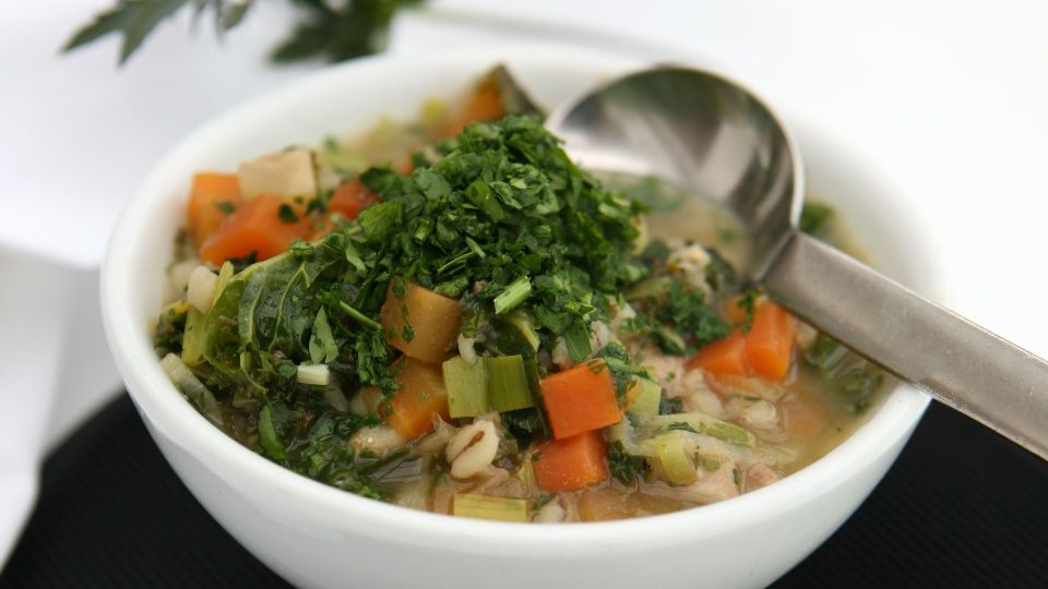 Сытный согревающий суп: рецепт вкусного шотландского бульона