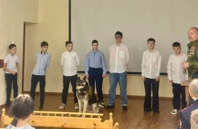 Сотрудники МВД по Коми организовали для воспитанников подшефного детского дома «Урок мужества» Сотрудники МВД по Коми организовали для воспитанников подшефного детского дома «Урок мужества»