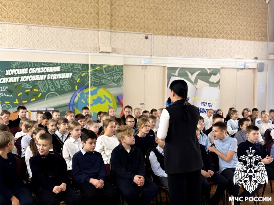 Профессия для смелых. В средней школе города Сосногорска прошли «Разговоры о важном» на тему «Профессия - жизнь спасать»