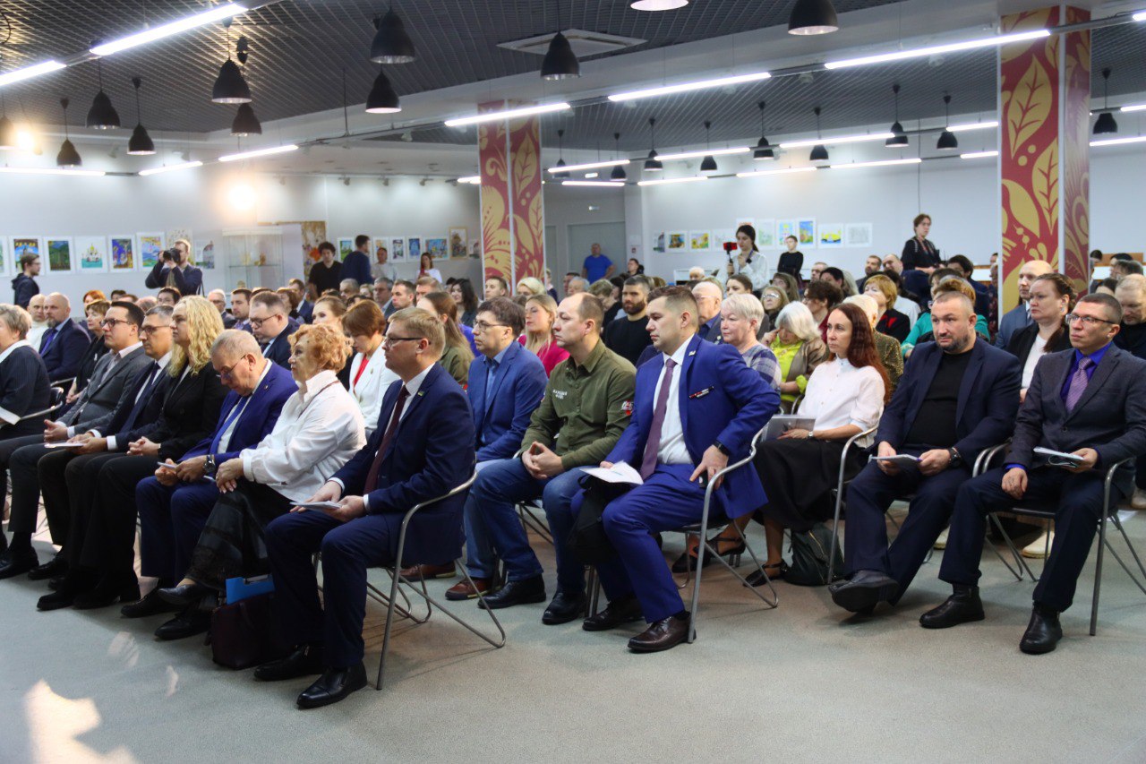 Максим Мартышин: Сегодня в нашем городе проходит важное событие - форум «Гражданское общество в Республике Коми. Меняем жизнь к лучшему» Максим Мартышин: Сегодня в нашем городе проходит важное событие - форум «Гражданское общество в Республике Коми. Меняем жизнь к лучшему»