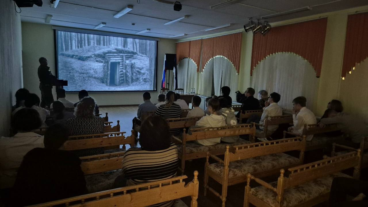 Сотрудники МВД по Коми организовали для воспитанников подшефного детского дома «Урок мужества» Сотрудники МВД по Коми организовали для воспитанников подшефного детского дома «Урок мужества»