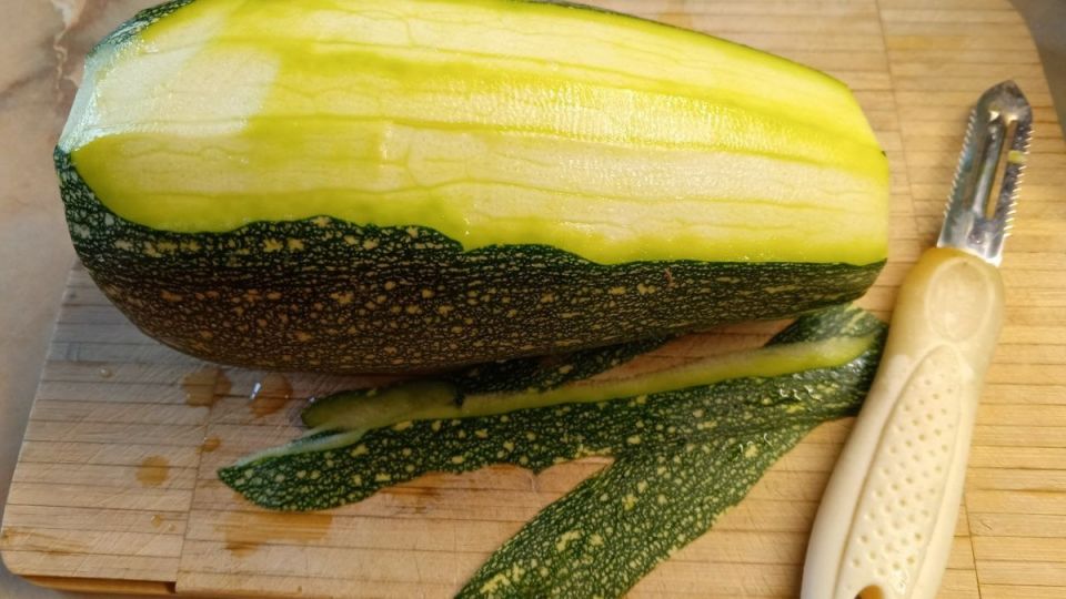 Кабачковое убежище: хрустящие закуски с чесноком и сметанным соусом