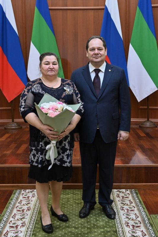 Ростислав Гольдштейн вручил орден «Родительская слава» Ольге Сметаниной, матери девятерых детей