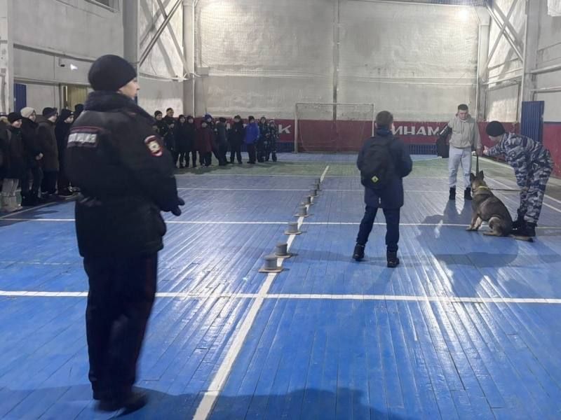 В Усинске полицейские и общественники организовали для юных спортсменов экскурсию в отдел полиции В Усинске полицейские и общественники организовали для юных спортсменов экскурсию в отдел полиции