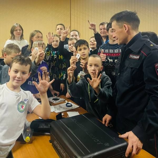 В Усинске полицейские и общественники организовали для юных спортсменов экскурсию в отдел полиции В Усинске полицейские и общественники организовали для юных спортсменов экскурсию в отдел полиции