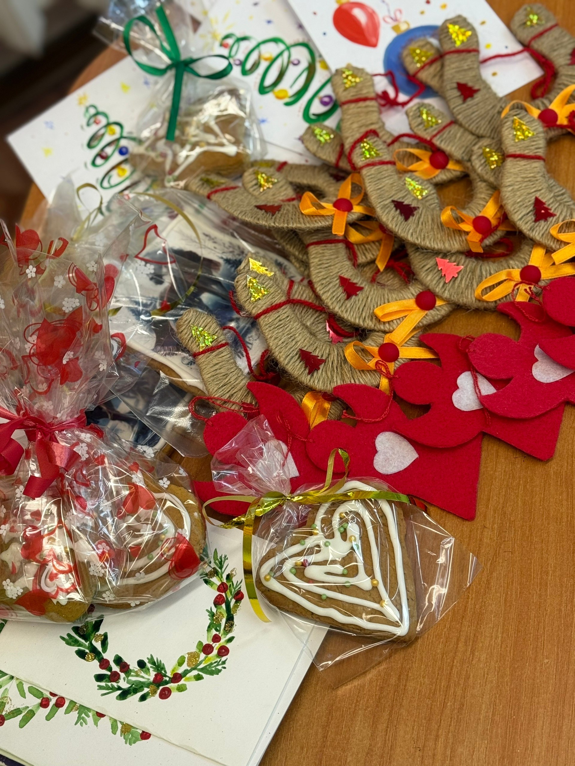 Во всех школах и учреждениях дополнительного образования Сыктывкара ребята вместе с преподавателями подготовили новогодние подарки для наших бойцов, находящихся в зоне специальной военной операции Во всех школах и учреждениях дополнительного образования Сыктывкара ребята вместе с преподавателями подготовили новогодние подарки для наших бойцов, находящихся в зоне специальной военной операции