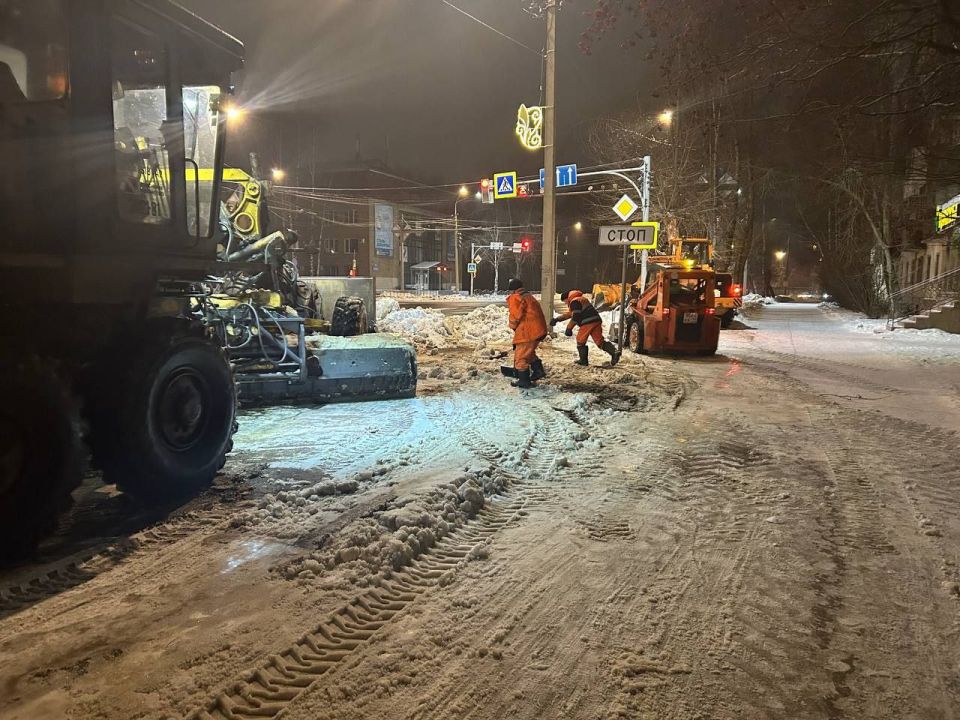 Максим Мартышин: Ночная смена выполнила следующие работы: вывезено 1878 м3 снега за ночь и 1925 м3 за сутки с улиц Куратова, Октябрьский проспект, Коммунистическая и Чернова (частично)