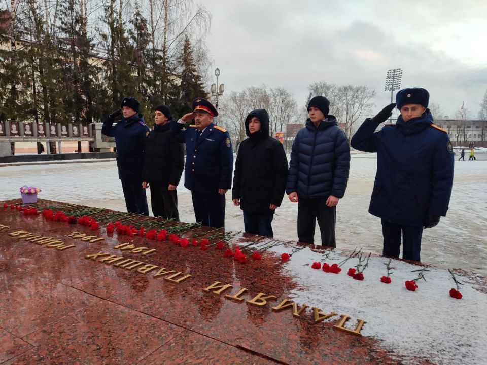 Сотрудники следственного управления провели памятные мероприятия, посвященные Дню Неизвестного солдата Сотрудники следственного управления провели памятные мероприятия, посвященные Дню Неизвестного солдата
