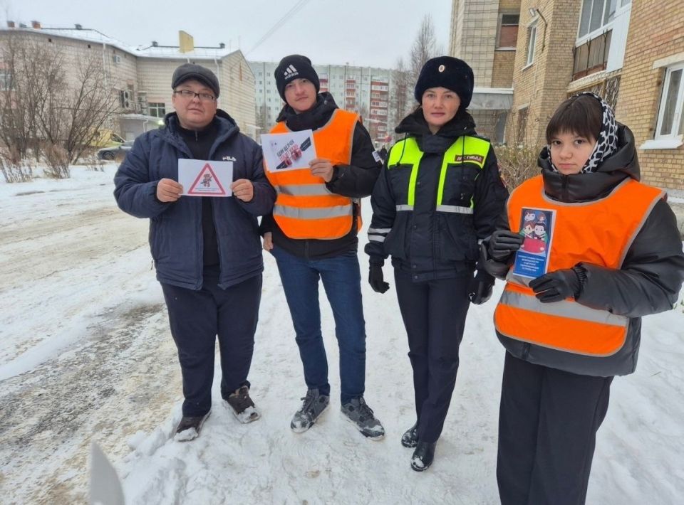 Сотрудники #Госавтоинспекции11 г. Ухты и ЮИДовцы напомнили автолюбителям о важности использования детских удерживающих устройств и ремней безопасности