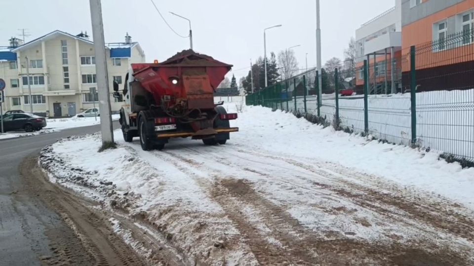 Максим Мартышин: Друзья, температурные качели в Сыктывкаре никуда не делись, так что наши дорожные службы продолжают обрабатывать тротуары и автобусные остановки пескосоляной смесью