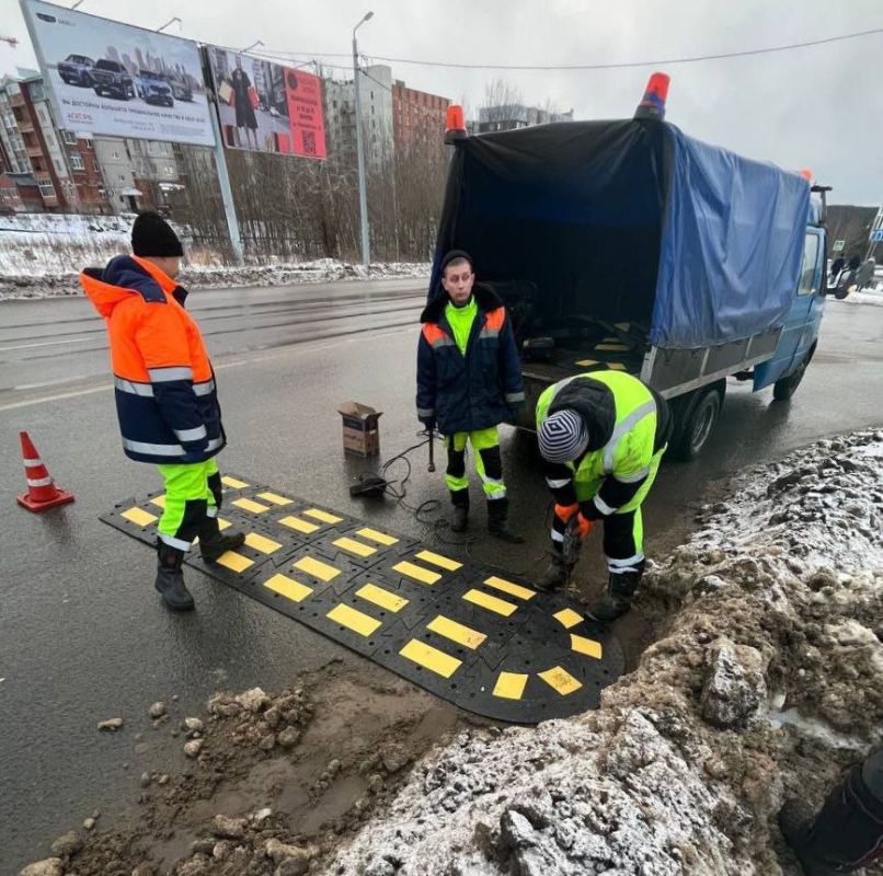 Максим Мартышин: У торгового центра «Макси» в Орбите начался монтаж «лежачих полицейских» - резино-кордовых искусственных неровностей