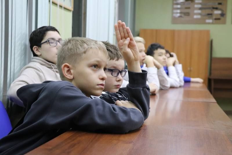 В Воркуте члены Совета молодых сотрудников и Женсовета при ОМВД познакомили школьников с работой полиции В Воркуте члены Совета молодых сотрудников и Женсовета при ОМВД познакомили школьников с работой полиции