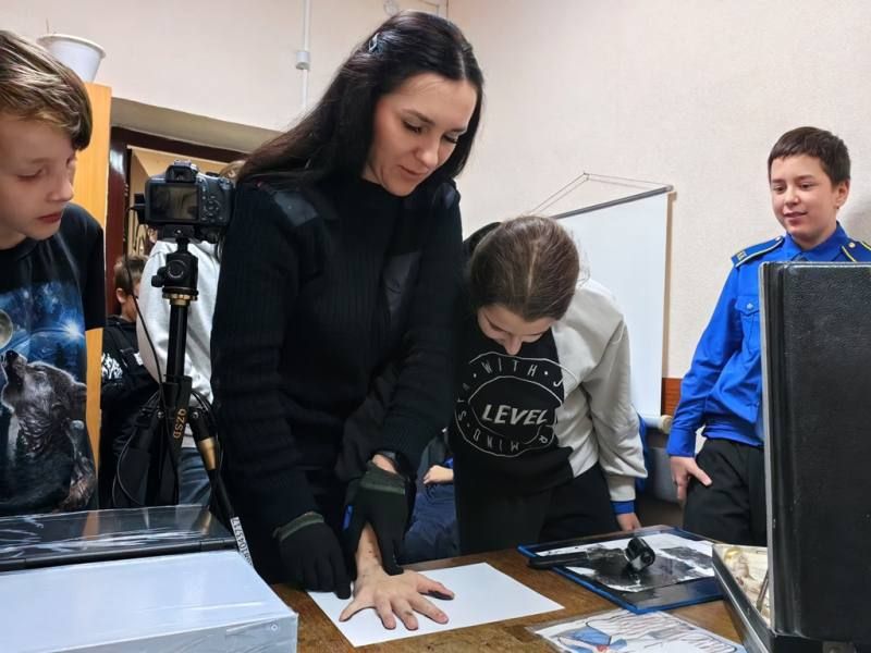 В Воркуте члены Совета молодых сотрудников и Женсовета при ОМВД познакомили школьников с работой полиции В Воркуте члены Совета молодых сотрудников и Женсовета при ОМВД познакомили школьников с работой полиции