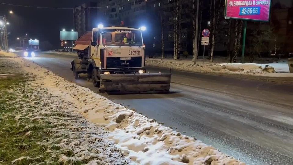 Максим Мартышин: За минувшую ночь дорожные службы вывезли 2330 кубометров снега с участков - Сысольское шоссе, Октябрьский проспект, улица Энгельса и стоянка на Привокзальной площади