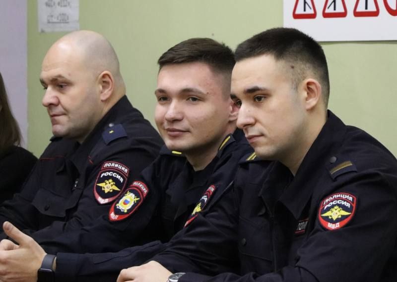 В Воркуте члены Совета молодых сотрудников и Женсовета при ОМВД познакомили школьников с работой полиции В Воркуте члены Совета молодых сотрудников и Женсовета при ОМВД познакомили школьников с работой полиции
