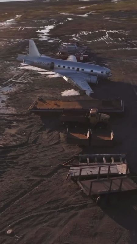 Обломки самолета Ил-14П СССР-04188, разбившегося на острове Хейса а архипелаге Франца-Иосифа