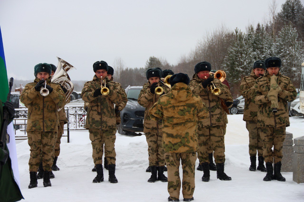 На Аллее Героев Верхнечовского кладбища провели церемонию возложения цветов