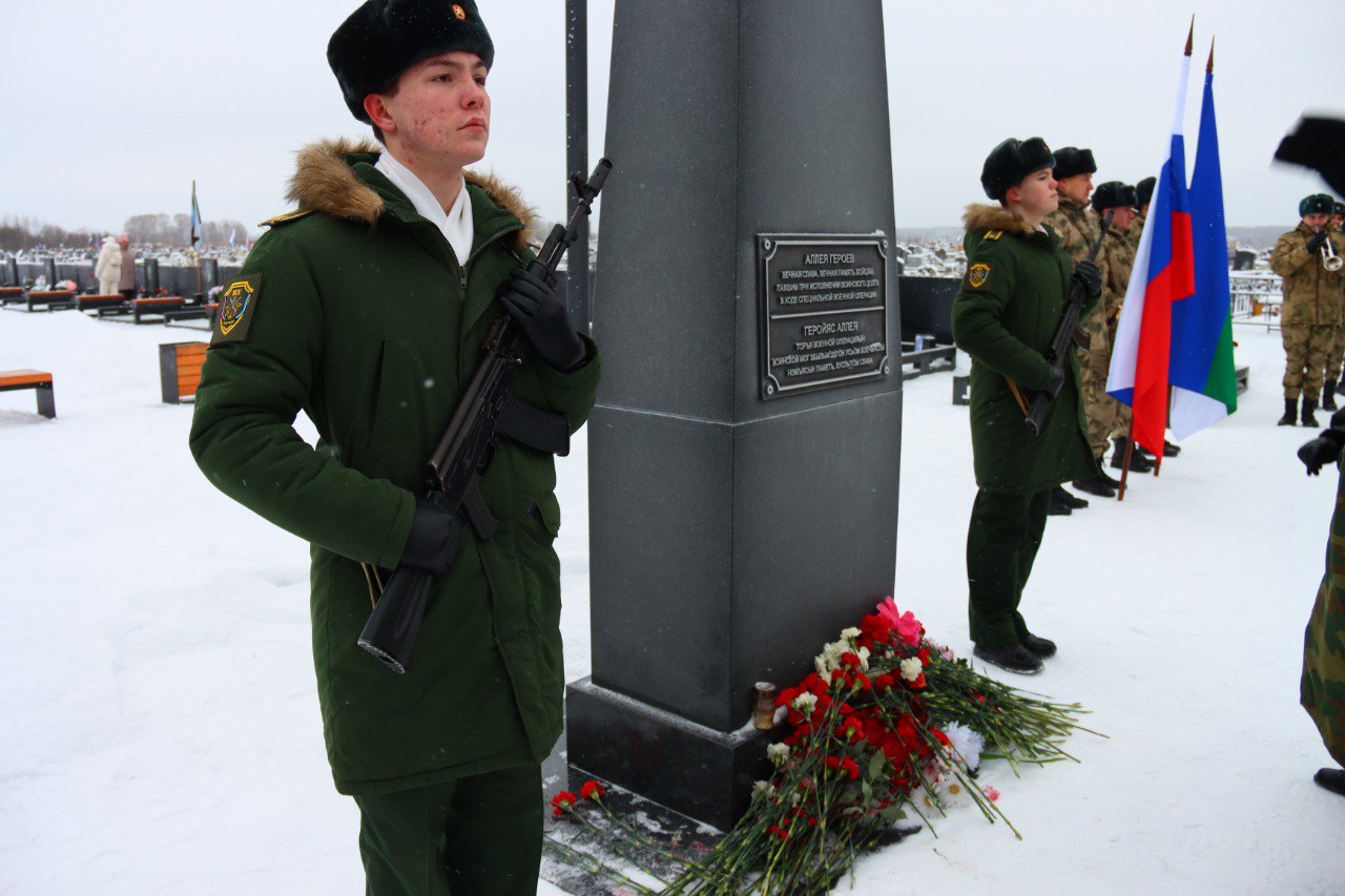 На Аллее Героев Верхнечовского кладбища провели церемонию возложения цветов На Аллее Героев Верхнечовского кладбища провели церемонию возложения цветов