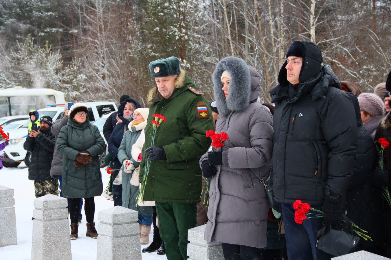 На Аллее Героев Верхнечовского кладбища провели церемонию возложения цветов На Аллее Героев Верхнечовского кладбища провели церемонию возложения цветов