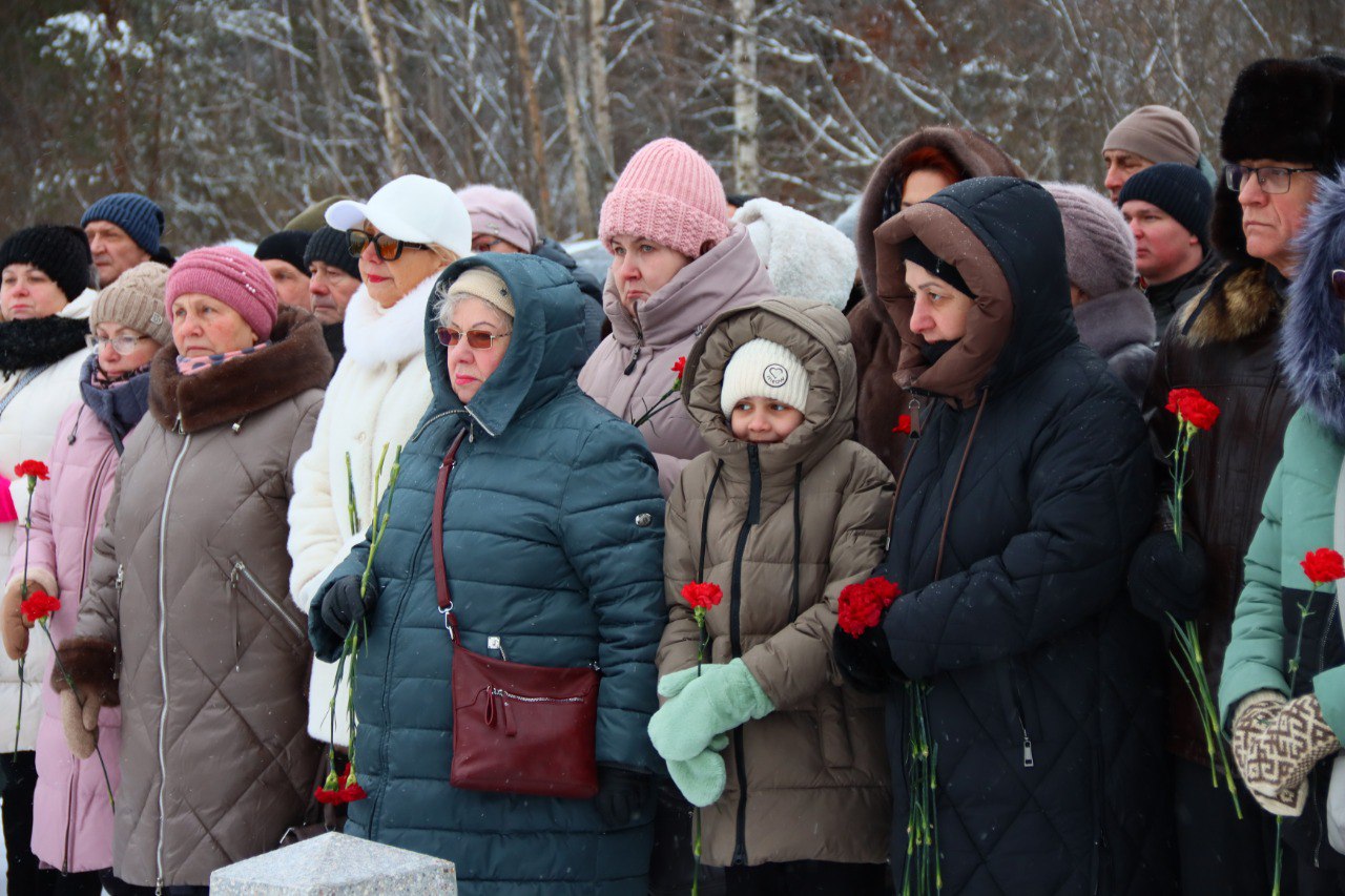 На Аллее Героев Верхнечовского кладбища провели церемонию возложения цветов На Аллее Героев Верхнечовского кладбища провели церемонию возложения цветов