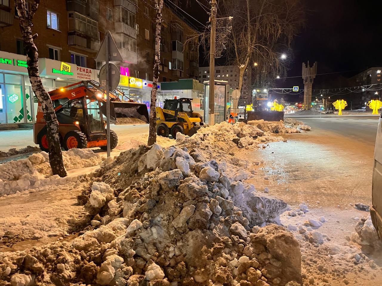 Максим Мартышин: Друзья, свежая сбивка за сутки по уборке снега и дорог - наша команда коммунальщиков не спит, чтобы вы могли передвигаться без проблем