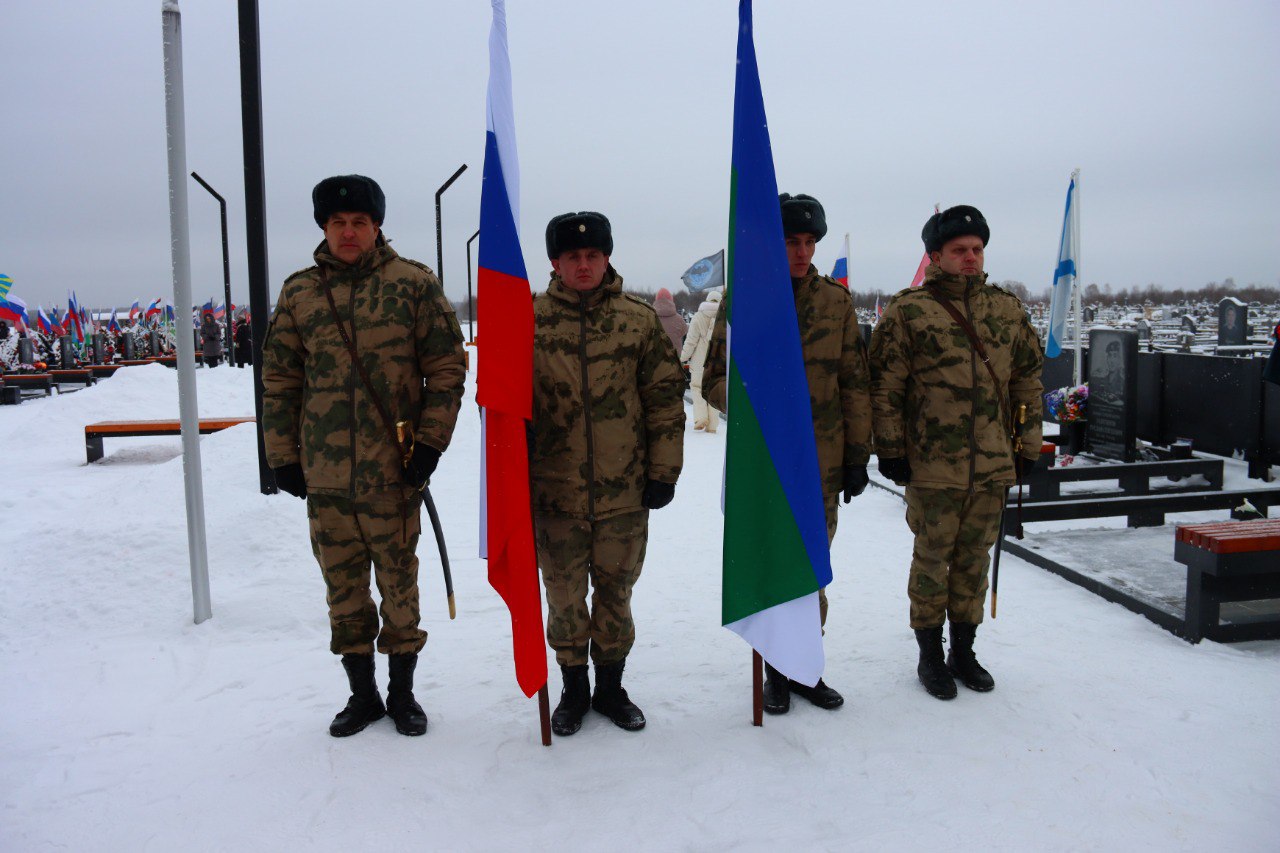 На Аллее Героев Верхнечовского кладбища провели церемонию возложения цветов На Аллее Героев Верхнечовского кладбища провели церемонию возложения цветов