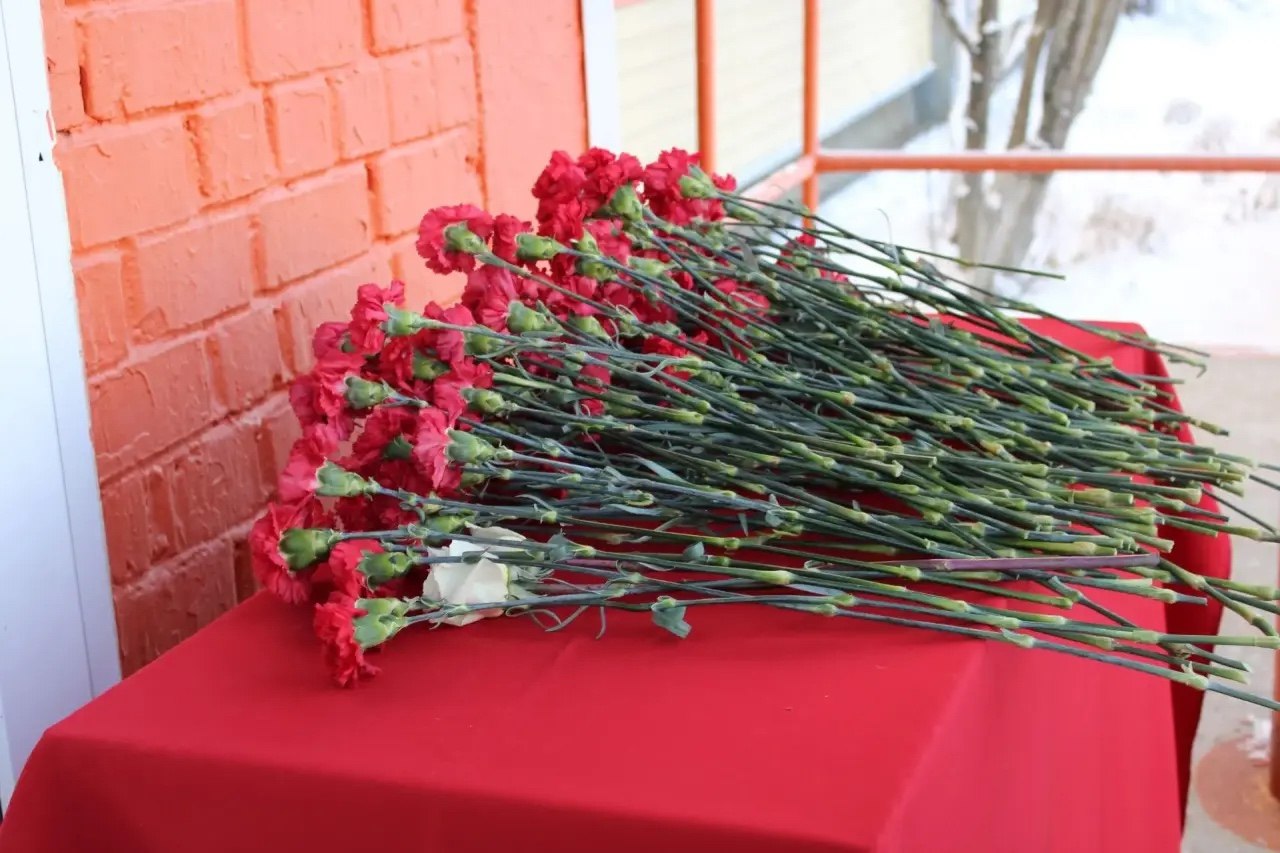 Максим Мартышин: На днях, в преддверии Дня Героев Отечества в школе № 27 прошла церемония открытия мемориальной доски Никите Константиновичу Яковлеву - нашему земляку, выпускнику этой школы, который погиб при исполнении... Максим Мартышин: На днях, в преддверии Дня Героев Отечества в школе № 27 прошла церемония открытия мемориальной доски Никите Константиновичу Яковлеву - нашему земляку, выпускнику этой школы, который погиб при исполнении...