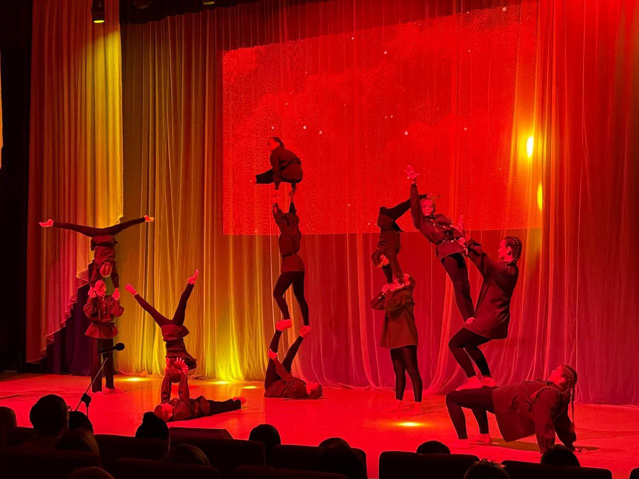 Вчера в концертном зале «Сыктывкар» состоялся торжественный тематический концерт «Во славу героев России», посвящённый Дню Героев Отечества Вчера в концертном зале «Сыктывкар» состоялся торжественный тематический концерт «Во славу героев России», посвящённый Дню Героев Отечества