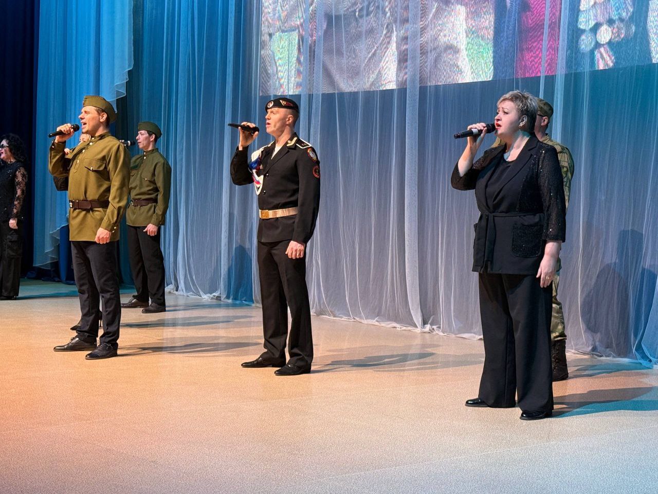 Вчера в концертном зале «Сыктывкар» состоялся торжественный тематический концерт «Во славу героев России», посвящённый Дню Героев Отечества Вчера в концертном зале «Сыктывкар» состоялся торжественный тематический концерт «Во славу героев России», посвящённый Дню Героев Отечества
