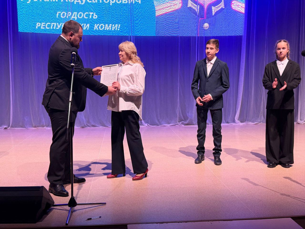 Вчера в концертном зале «Сыктывкар» состоялся торжественный тематический концерт «Во славу героев России», посвящённый Дню Героев Отечества Вчера в концертном зале «Сыктывкар» состоялся торжественный тематический концерт «Во славу героев России», посвящённый Дню Героев Отечества