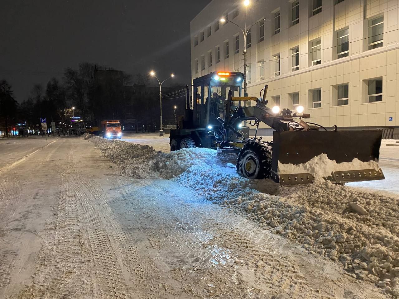 Максим Мартышин: Друзья, ночью наши дорожники снова результативно поработали – за ночь вывезли 496 кубометров снега, а за сутки – 642 кубометра Максим Мартышин: Друзья, ночью наши дорожники снова результативно поработали – за ночь вывезли 496 кубометров снега, а за сутки – 642 кубометра