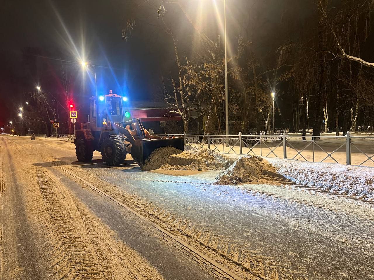 Максим Мартышин: Друзья, ночью наши дорожники снова результативно поработали – за ночь вывезли 496 кубометров снега, а за сутки – 642 кубометра Максим Мартышин: Друзья, ночью наши дорожники снова результативно поработали – за ночь вывезли 496 кубометров снега, а за сутки – 642 кубометра