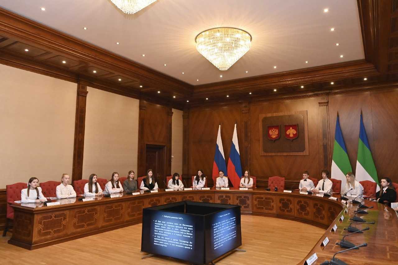 Председатель Правительства Коми Дмитрий Братыненко вручил паспорта школьникам Коми Председатель Правительства Коми Дмитрий Братыненко вручил паспорта школьникам Коми