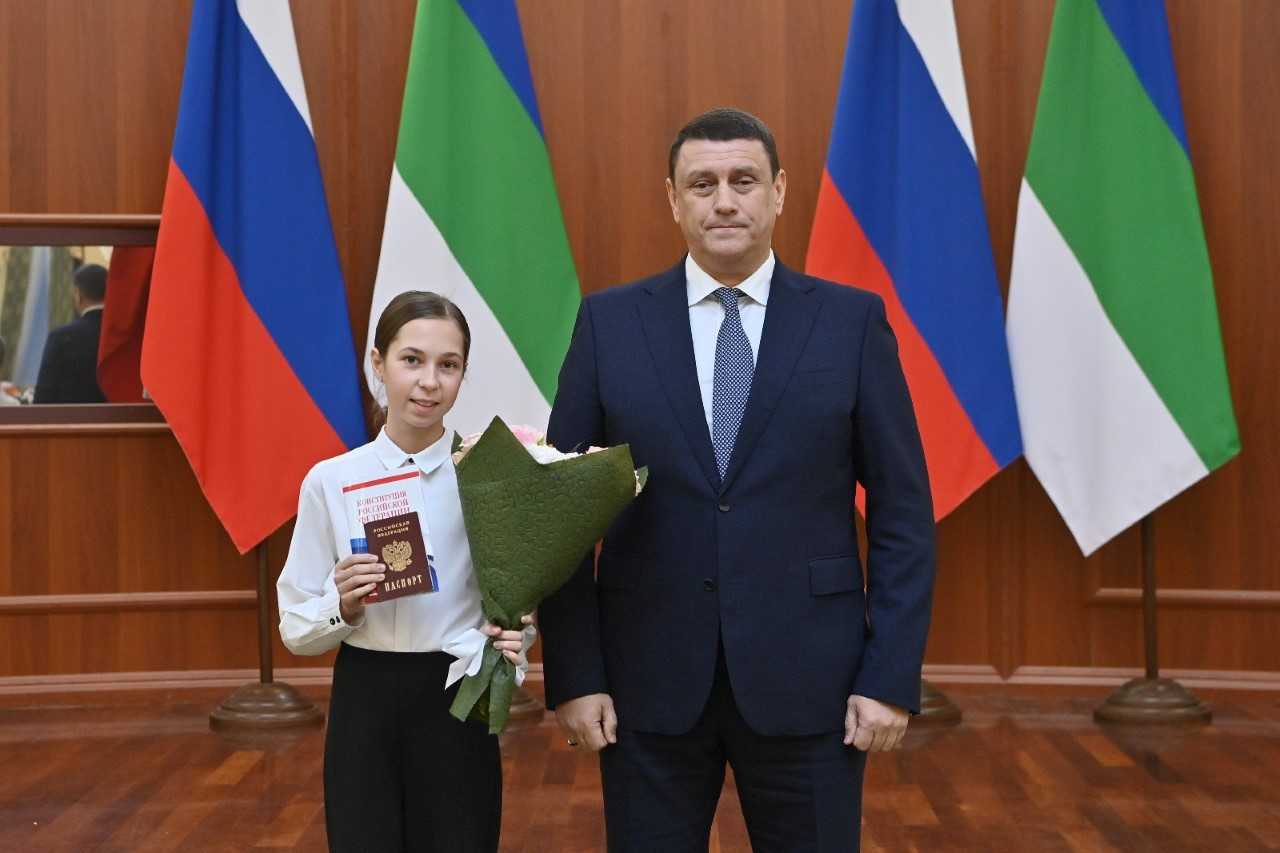 Председатель Правительства Коми Дмитрий Братыненко вручил паспорта школьникам Коми Председатель Правительства Коми Дмитрий Братыненко вручил паспорта школьникам Коми