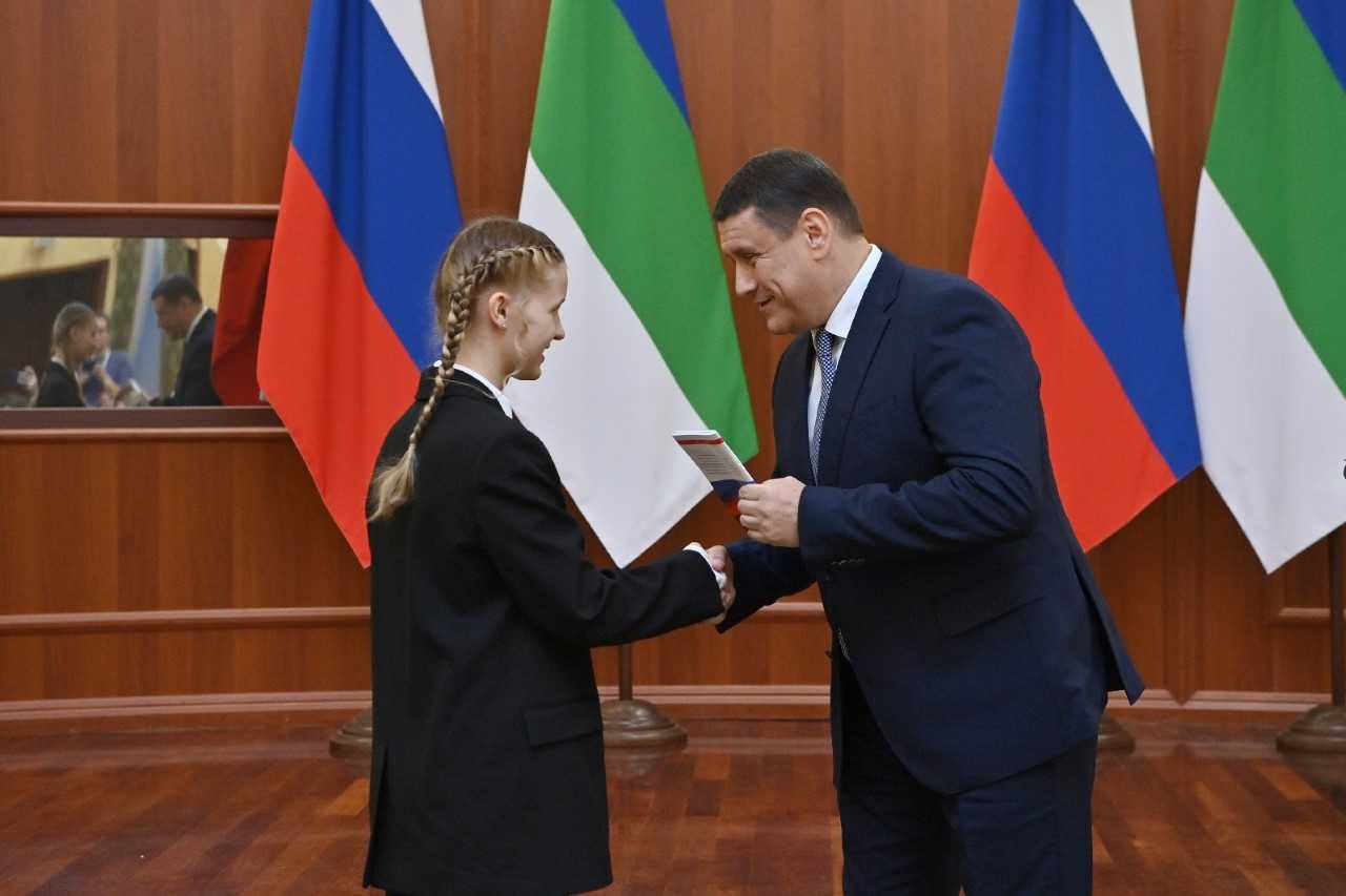 Председатель Правительства Коми Дмитрий Братыненко вручил паспорта школьникам Коми Председатель Правительства Коми Дмитрий Братыненко вручил паспорта школьникам Коми