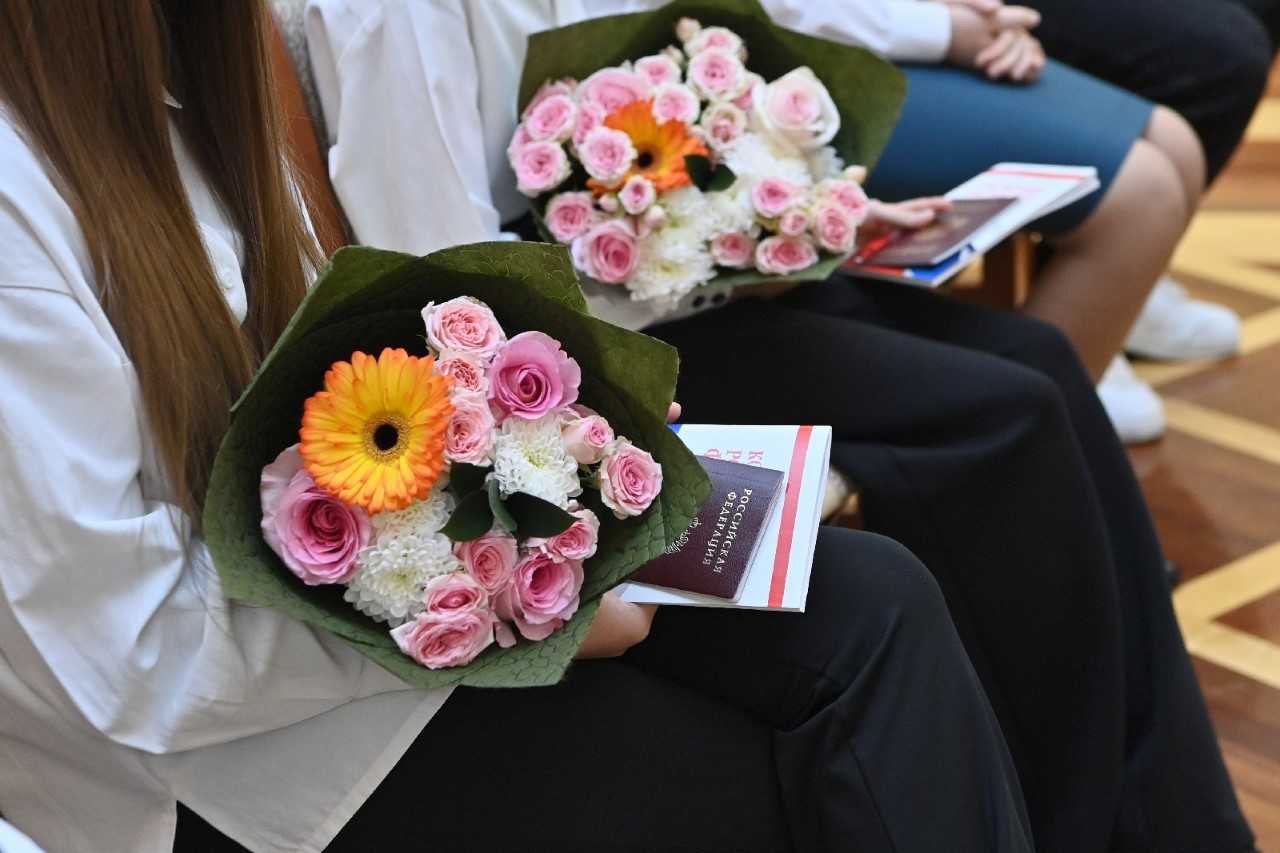 Председатель Правительства Коми Дмитрий Братыненко вручил паспорта школьникам Коми Председатель Правительства Коми Дмитрий Братыненко вручил паспорта школьникам Коми