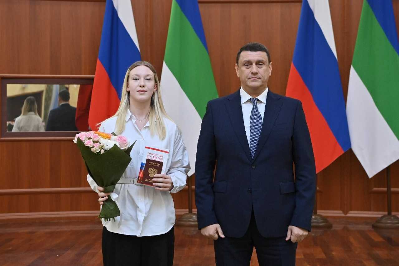 Председатель Правительства Коми Дмитрий Братыненко вручил паспорта школьникам Коми Председатель Правительства Коми Дмитрий Братыненко вручил паспорта школьникам Коми